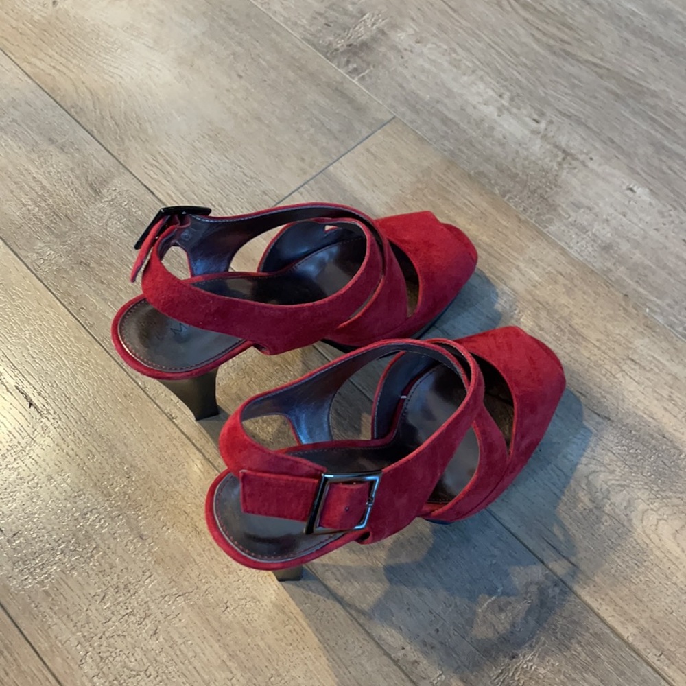 Marc fisher heels, size 6, velvet red - Picture 4 of 4